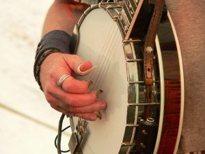 1280px-Don_Wayne_Reno_playing_the_banjo_with_fingerpicks